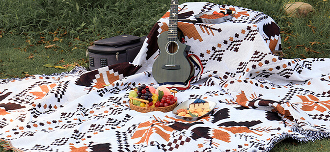 Picnic Blankets: Discover the Most Popular Small Outdoor Blankets
