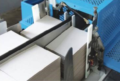 Conveyor belt with pre-stacked cardboard